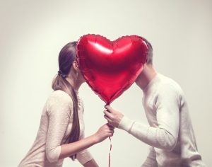 couple kissing heart balloon